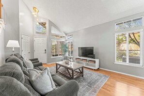 TV, fireplace, books, offices - Cozy 3BR Family Home with Patio & BBQ grill, Close to Casinos and Shops (Reno)