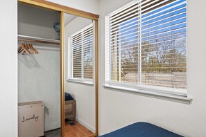 3 habitaciones, escritorio y tabla de planchar con plancha 