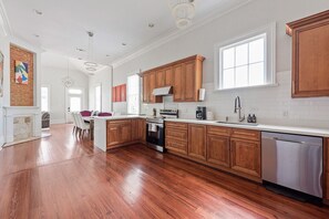 Fridge, microwave, oven, stovetop - Find Harmony in the Irish Channel - Close to Magazine and Parade Route (New Orleans)