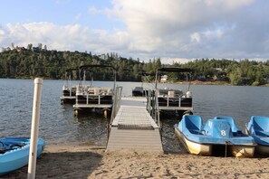 Chaises longues, serviettes de plage
