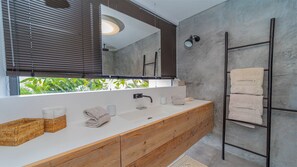 Sèche-cheveux, serviettes fournies