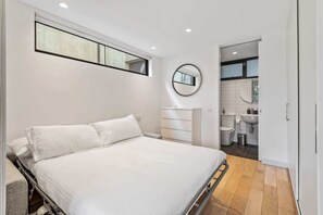 2 bedrooms, desk, iron/ironing board, WiFi