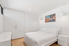 2 habitaciones, escritorio, tabla de planchar con plancha y wifi 