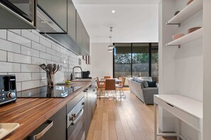 Køleskab, mikrobølgeovn, ovn, kogeplade