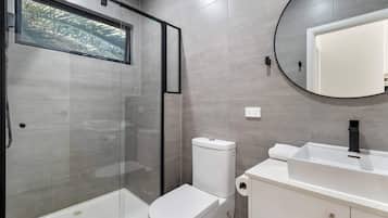 Shower, hair dryer, towels, shampoo