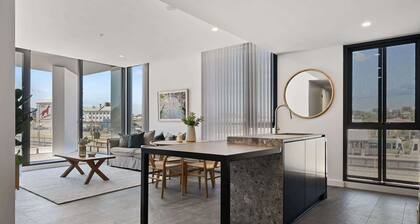 Spacious 2-Bed Apartment with Rooftop Views