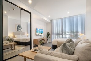 Tabla de planchar con plancha, wifi y ropa de cama