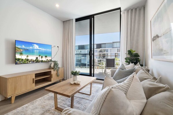 TV - Trendy 1-Bed Retreat in Fremantle with Rooftop (North Fremantle)