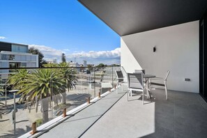 Outdoor dining - Trendy 1-Bed Retreat in Fremantle with Rooftop (North Fremantle)