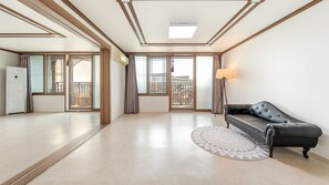 Basic Room, 1 Bedroom (Main Building Room 101) | 1 bedroom, free WiFi - Suncheon Suncheonman Geurigona Spa Pensi (Suncheon)