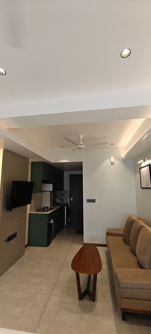 ห้องดีลักซ์สตูดิโอสวีท | โต๊ะทำงาน, พื้นที่ทำงานแบบใช้แล็ปท็อป, ผ้าม่านกันแสง, ห้องเก็บเสียง