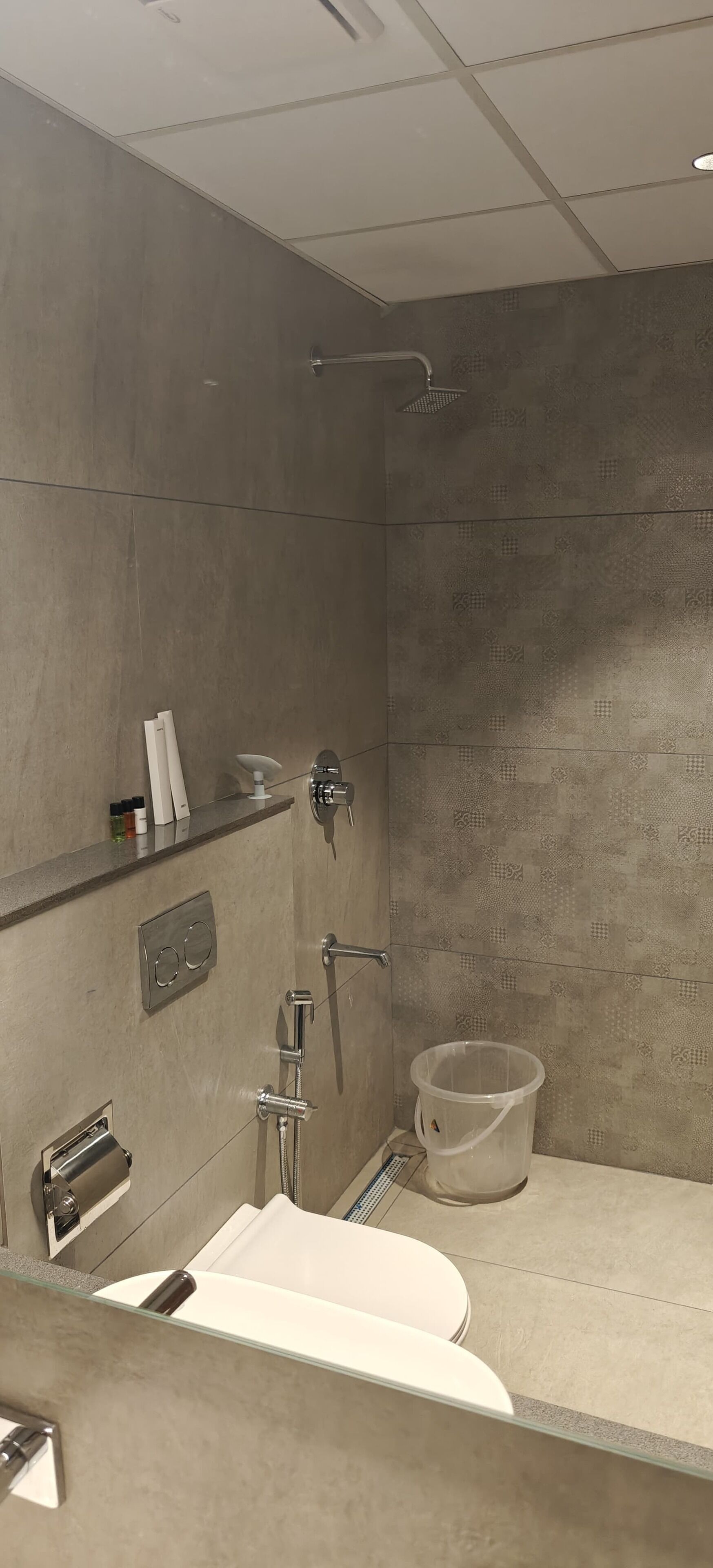 Deluxe Studio Suite | Bathroom | Shower, towels, soap, shampoo