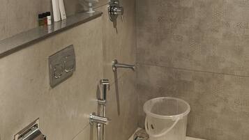 Deluxe Studio Suite | Bathroom | Shower, towels, soap, shampoo