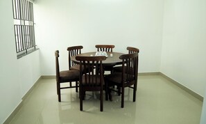 Apartment, 1 Queen Bed with Sofa bed, Kitchenette, City View | In-room dining