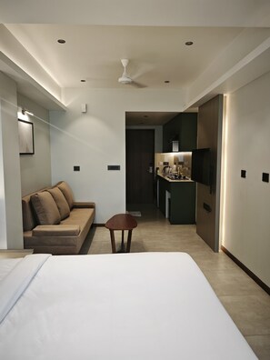 Deluxe Stüdyo Süit | Oturma alanı | Düz ekran televizyon 