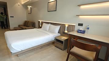 Deluxe Studio Suite | Desk, laptop workspace, blackout curtains, soundproofing