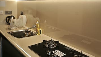 Suite estudio Deluxe | Cocina privada | Frigobar, parrilla de estufa, tetera eléctrica y utensilios de cocina