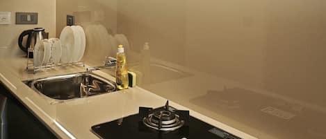 Frigobar, placa de cocina, tetera/pava eléctrica, utensilios de cocina