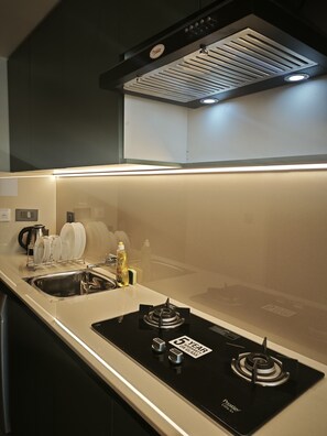 ห้องดีลักซ์สตูดิโอสวีท | ครัวส่วนตัว | ตู้เย็นเล็ก, เตาประกอบอาหาร, กาต้มน้ำไฟฟ้า, เครื่องครัว/จาน/ช้อนส้อม