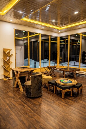 Table tennis, books, music library - De Reeva Resort Pangong (Man)
