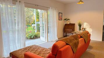 Smart-TV, peis og bøker