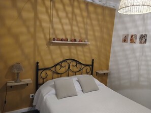 1 bedroom, iron/ironing board, travel cot, free WiFi - Cosy apartment in Provence Verte near the Gorges du Verdon (Barjols)