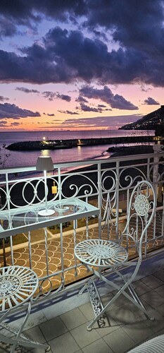 Galene - beachfront Costa d'Amalfi

Charming double bedroom with seaview balcony
