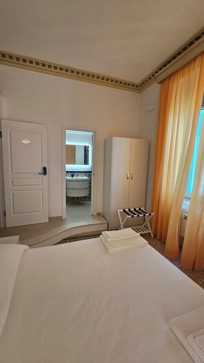 1 bedroom, iron/ironing board, WiFi, bed sheets - Galene - beachfront Costa d'Amalfi

Charming double bedroom with seaview balcony (Maiori)