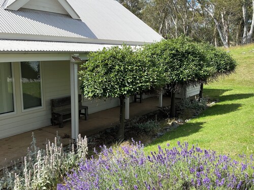 Andrea's White House Mini Residence * sleeps 6 * relax, unwind, reconnect.