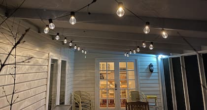 Andrea's White House Mini Residence * sleeps 6 * relax & unwind in comfort