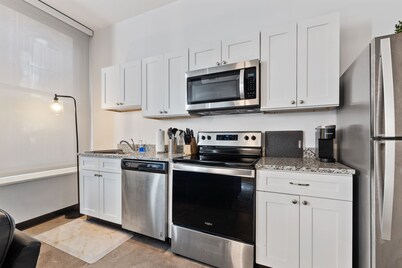 Downtown Luxury Haven: Close to Stadium Action!