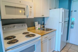 Fridge, microwave, oven, stovetop - Caravelle 1514 (Myrtle Beach)