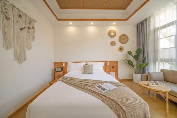 غرفة مزدوجة مريحة | ستائر تعتيم وتجهيزات عازلة للصوت ومكواة/لوح كي وواي فاي مجانًا