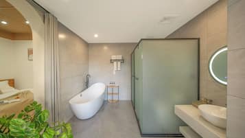 Superior-Doppelzimmer, Blick auf den Innenhof | Verdunkelungsvorhänge, schallisolierte Zimmer, Bügeleisen/Bügelbrett