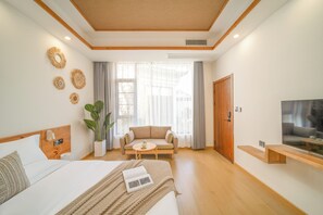 غرفة مزدوجة مريحة | ستائر تعتيم وتجهيزات عازلة للصوت ومكواة/لوح كي وواي فاي مجانًا