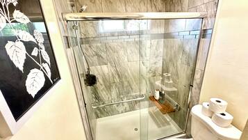 Een douche, een haardroger, handdoeken, zeep