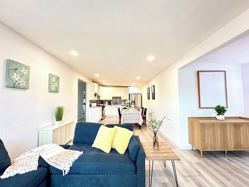 Spacious 6-bedroom house in Sunnyvale with WiFi access