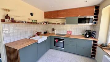 Réfrigérateur, four à micro-ondes, un four, surface de cuisson