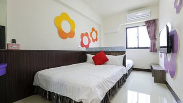 Una habitación de hotel con una cama grande, televisor, aire acondicionado y ventana con cortinas.
