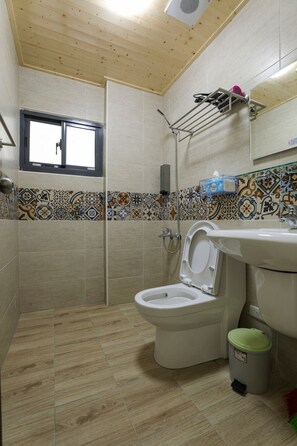Quarto casal conforto | Banheiro | Chuveiro, shampoo, papel higiênico