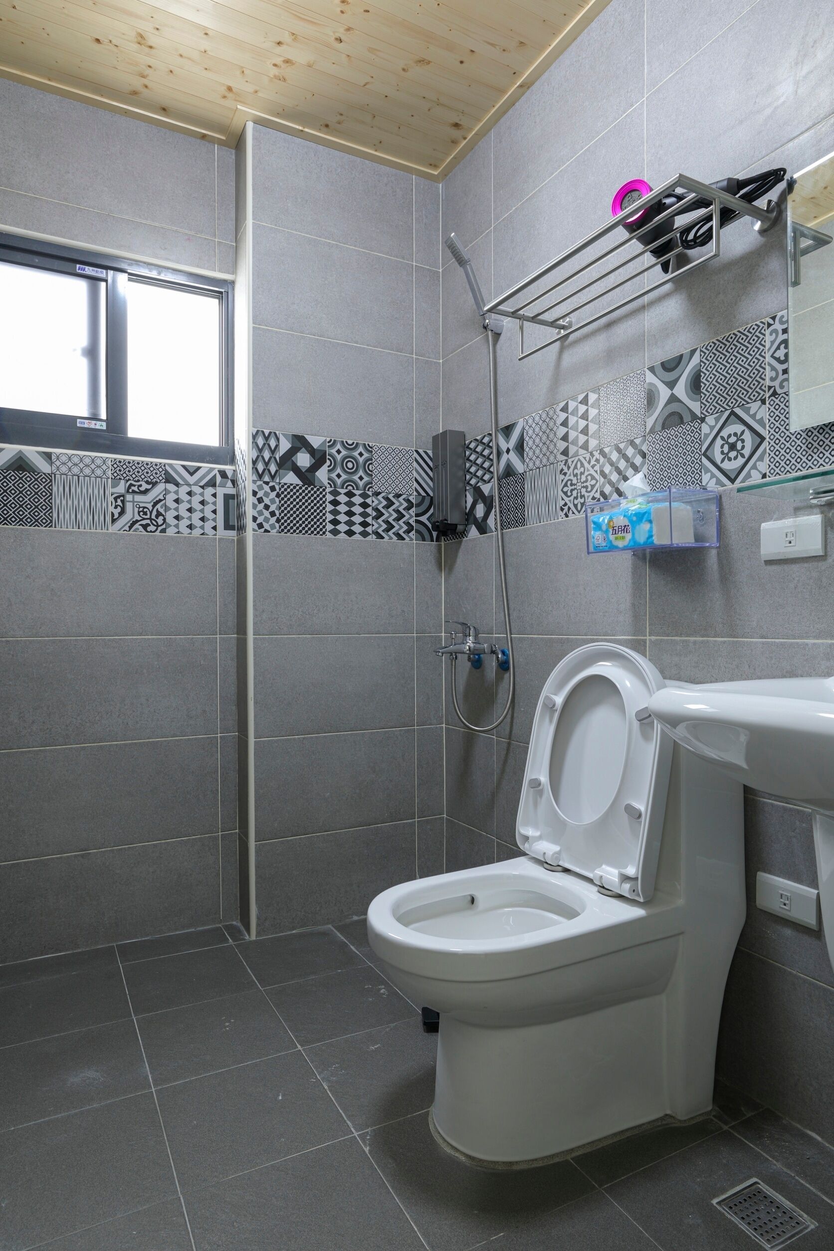 Comfort Double Room | Bathroom | Shower, shampoo, toilet paper