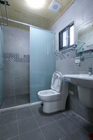Habitación cuádruple Confort | Baño | Ducha, champú y papel higiénico