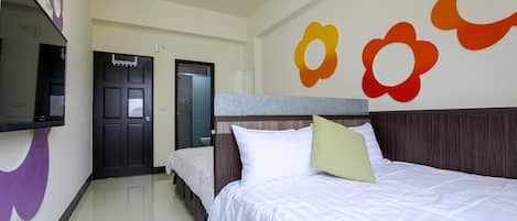 Una habitación de hotel con una cama, un televisor y una puerta.
