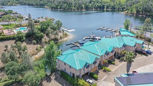 A lakeside hotel with multiple buildings, a dock, and a swimming pool. - Drifters Wake & Wine Getaway (Lake Tulloch)
