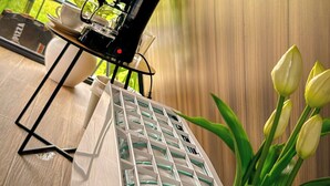 A kitchenette with a coffee maker, a potted plant, and a keyboard. - Tilawa La Fortuna Glamping (La Fortuna)