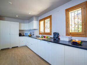 ثلاجة، ميكروويف، فرن، غسالة أطباق