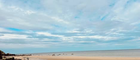 Chaises longues, serviettes de plage