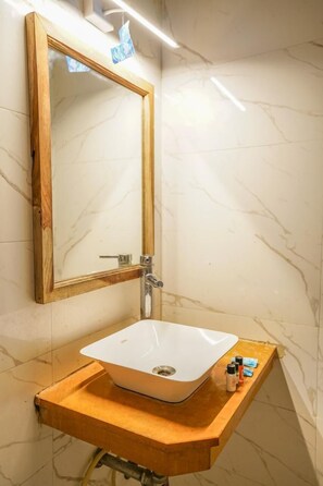 Shared Dormitory | Bathroom | Free toiletries, slippers, bidet, towels