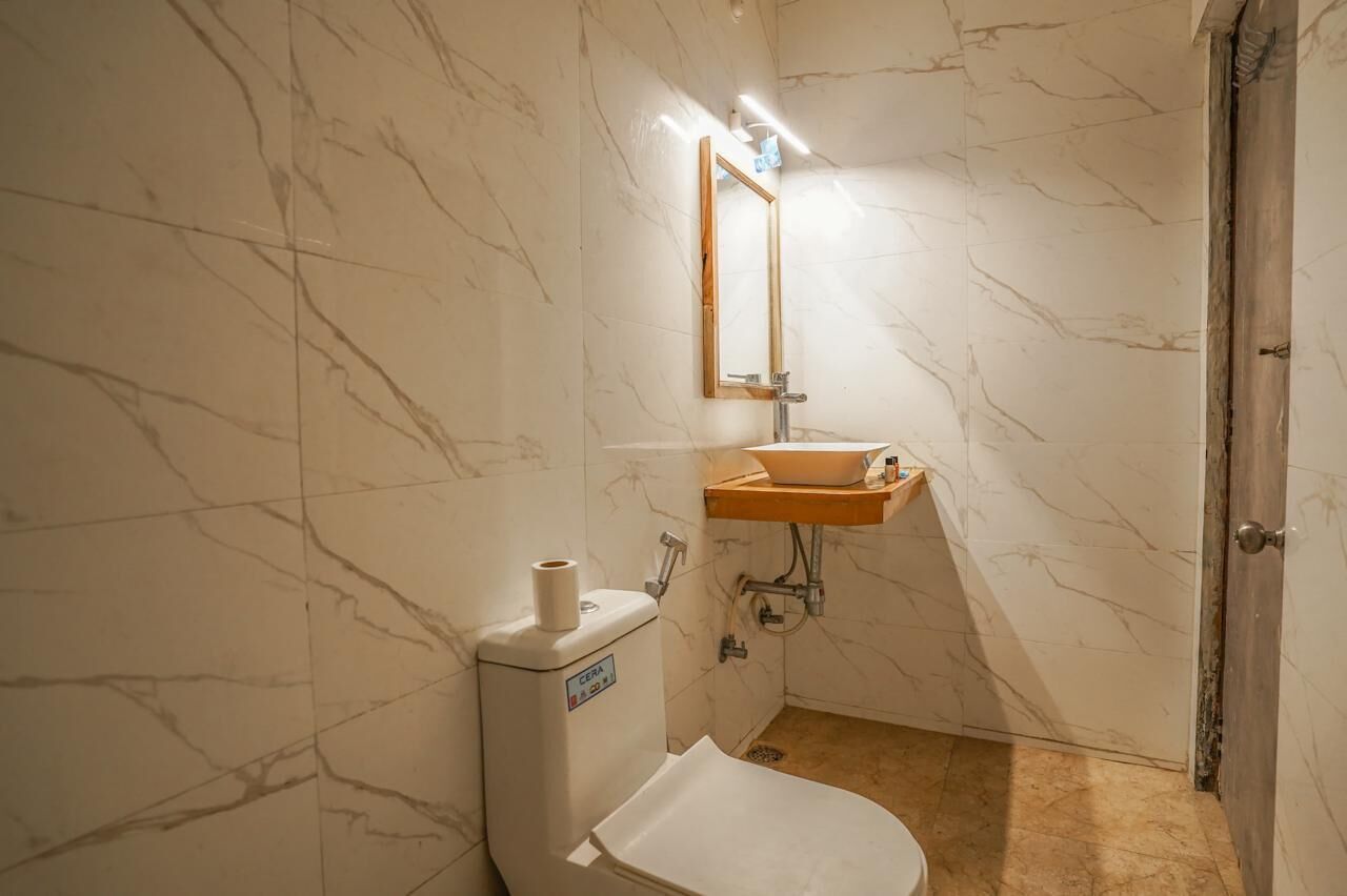 Artículos de tocador gratuitos, pantuflas, bidet, toallas