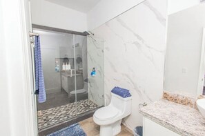 Dusche, Haartrockner, Handtücher, Seife